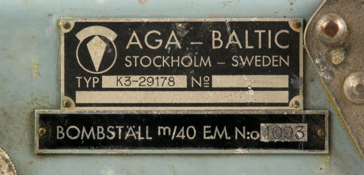 Bombställ modell 40 EM till flygplan S16 Caproni. Tillverkad av AGA-Baltic AB Stockholm.
