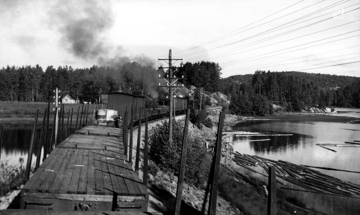 Setesdalsbanen. Nordgående godstog på Hornekilen bro (mellom Hornesund og Slettefet).  August 1958.