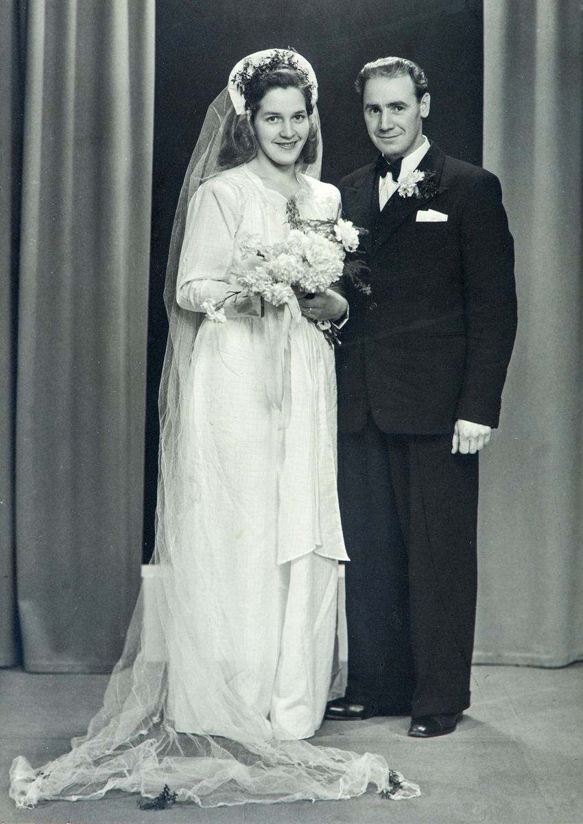 Brudebilde av Jenny Løvås og Jens Alfsen. De giftet seg 23.11.1946. Brudepar.