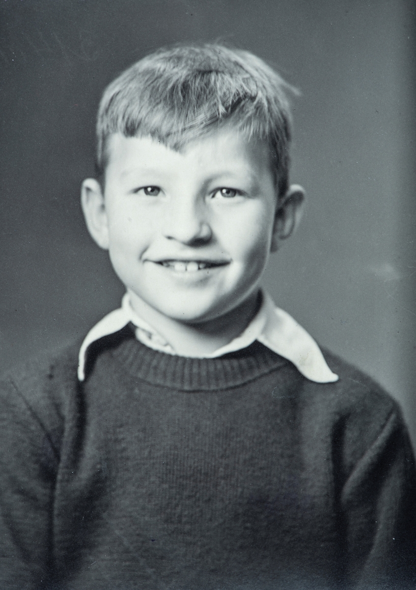 Portrett gutt. Willy Erland Løvås (f: 23.05.1940)  Han bodde på bruket Løvås i Stange. Hans far, Erland Andreassen ble drept av tyskerene i kampene ved Strandlykkja den 17. april 1940.
