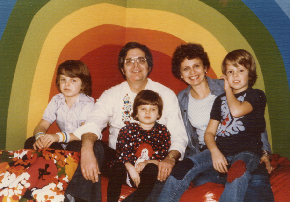 Julehelsing til Mrs. Sanda frå fam. Knutson, Barington, Massachusetts 1975.  F. v. Paul (11 år), Howard, Elise (5 år), Mary og Andrew (9 år)