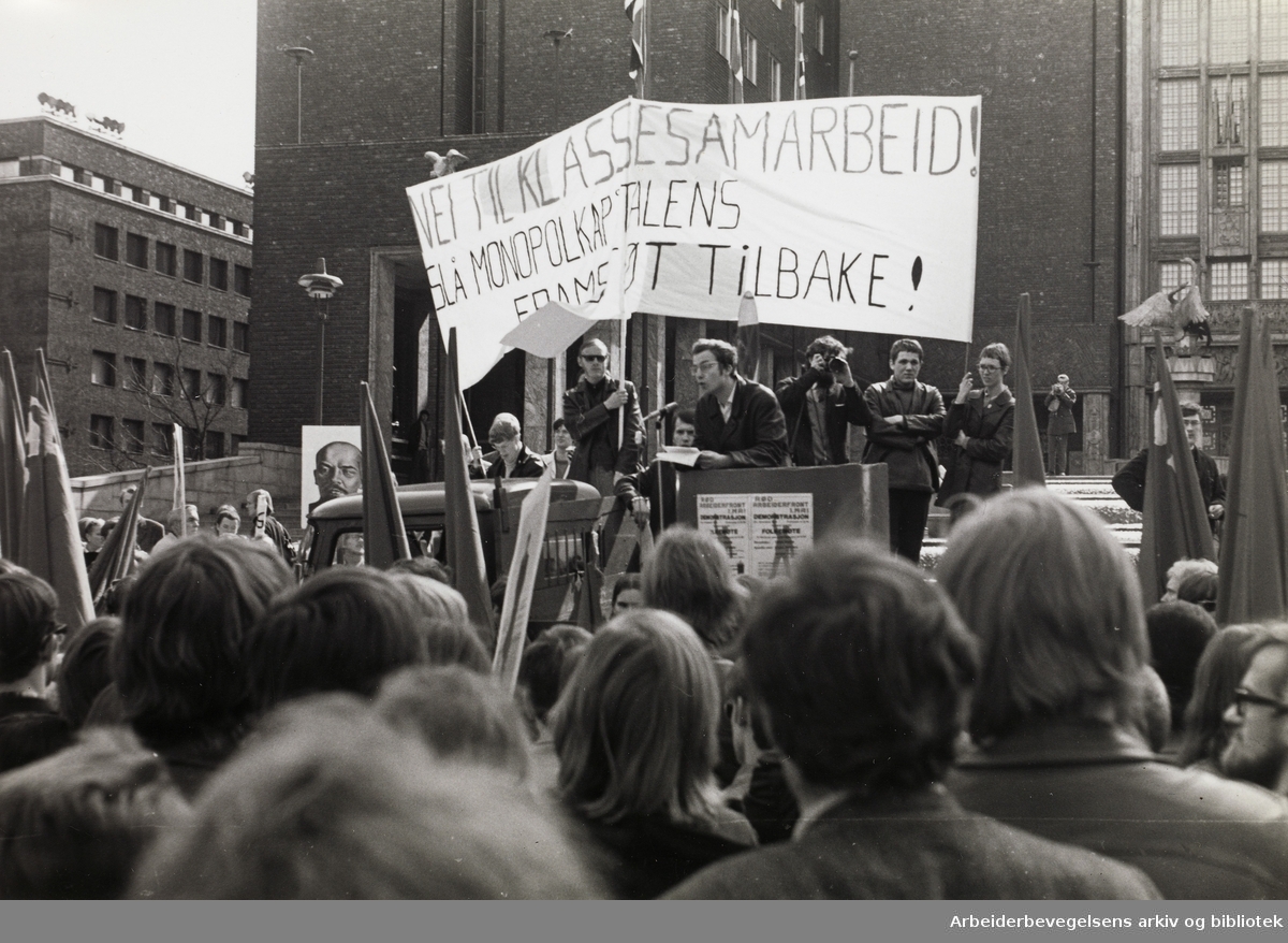 1. mai 1970 i Oslo. Tron Øgrim holder appell på Fridtjof Nansens plass. Oslo Rådhus.