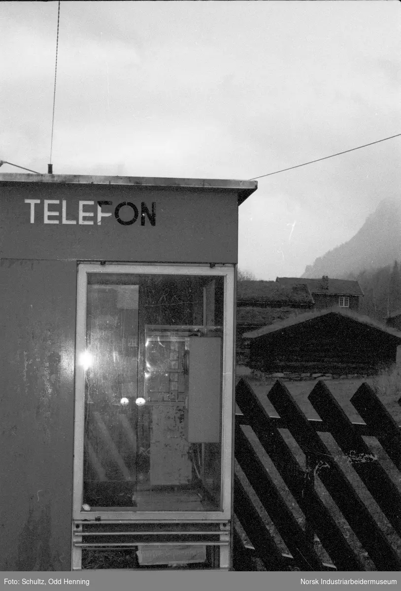 Telefonkiosk med grafitti ved Tinn Museum.