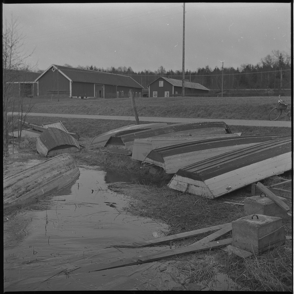Båtar upplagda på vinterförvaring i hamnen vid Alfhem, april 1950