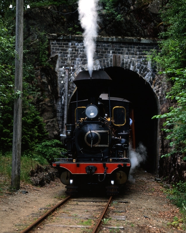 Setesdalsbanen. Lokomotiv nr 2 kommer ut av Løyning tunnel på vei mot Beihølen. Bildet er fra museumstiden.