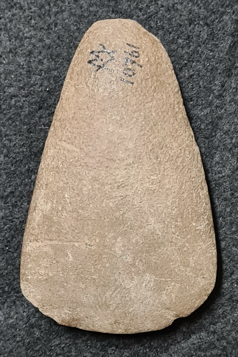 10 761 Staka kvarn, Saleby socken, Västergötland 1918. (ur Jonssons samling).

Yxa bergart, 1 st, oval genomskärning. Slipad utsvängd egg. Rundad nacke. L. 8,6 cm, br. 5,4 cm.