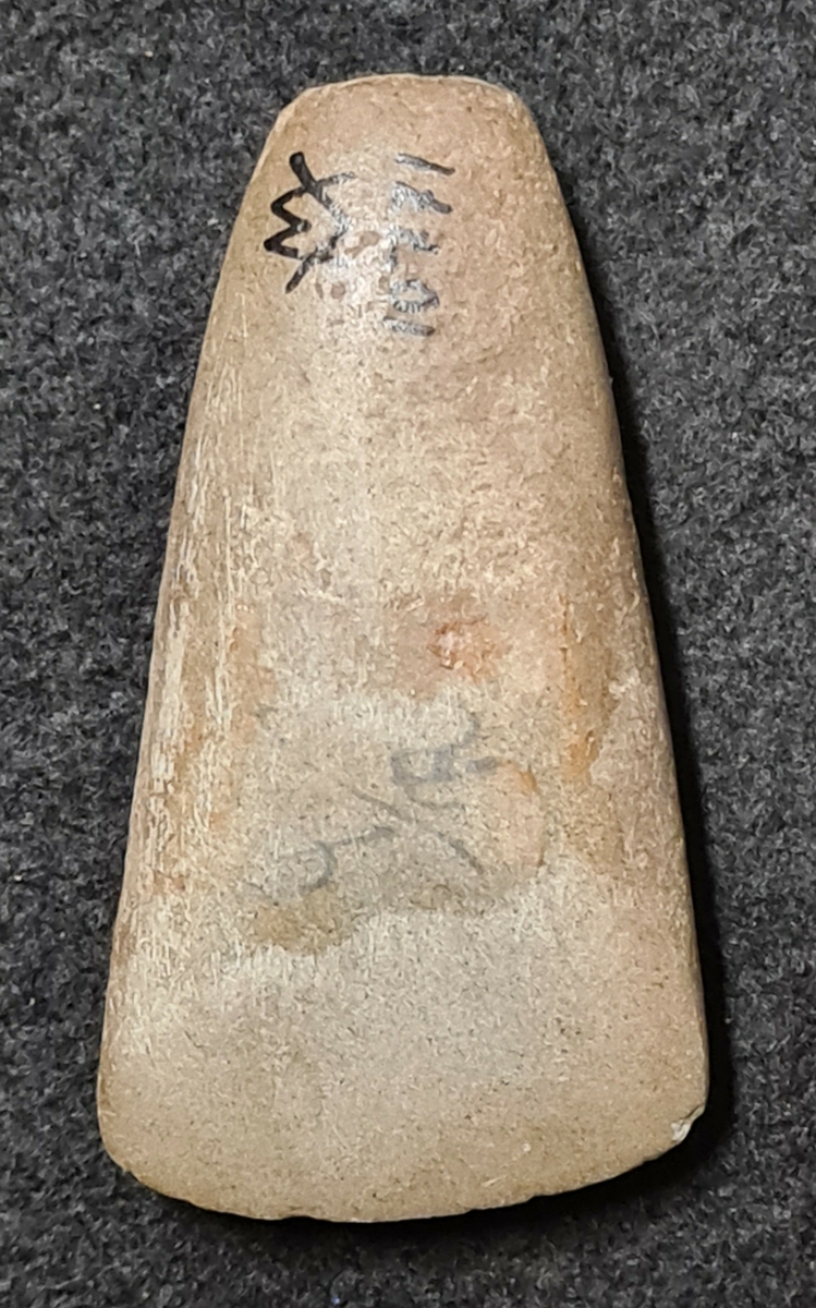 10 771 Öredal, Hangelösa socken, Västergötland, 1918.

Yxa bergart, tunnackig, 1 st. Oval genomskärning med avrundade smalsidor. Slipad. L. 7,6 cm, br. 4 cm.