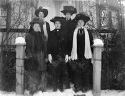 Fem kvinner står på en trapp.