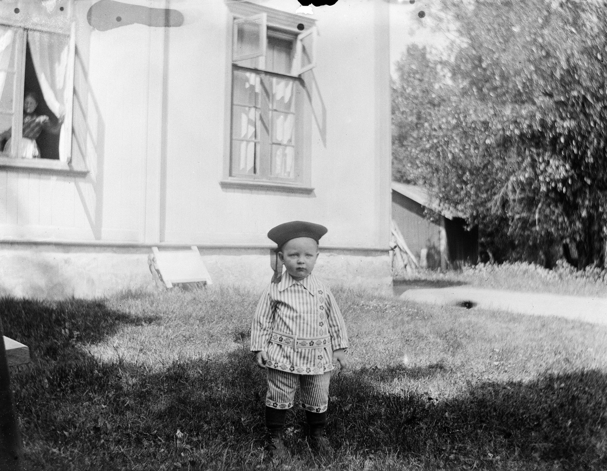 Et barn i en av hagene på Viken Gård.