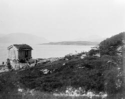 Narvik, på bilde nr. 1 er det en bygning til venstre, bildet