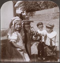Barn ved vannpost i Drøbak.
