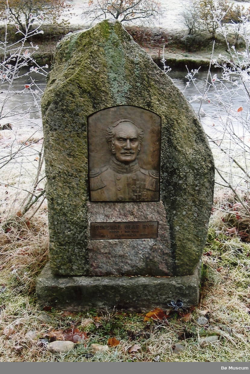 Avdukinga av minnesteinen over Olaf Rye ved Bø museum, Oterholt