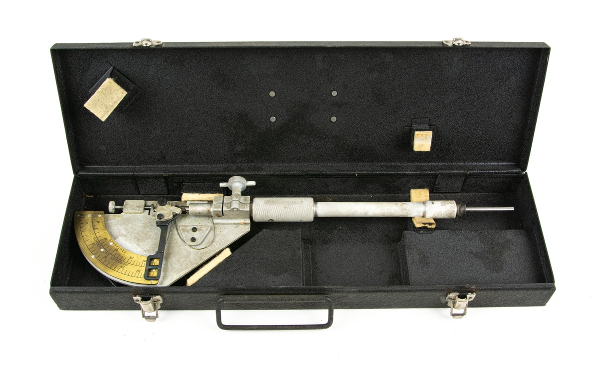 Verktygslåda grönmålad i trä innehållande verktyg till flygplan Tp 82. Innehåller bland annat dödpunktsindikator och specialverktyg för demontering och ihopsättning.