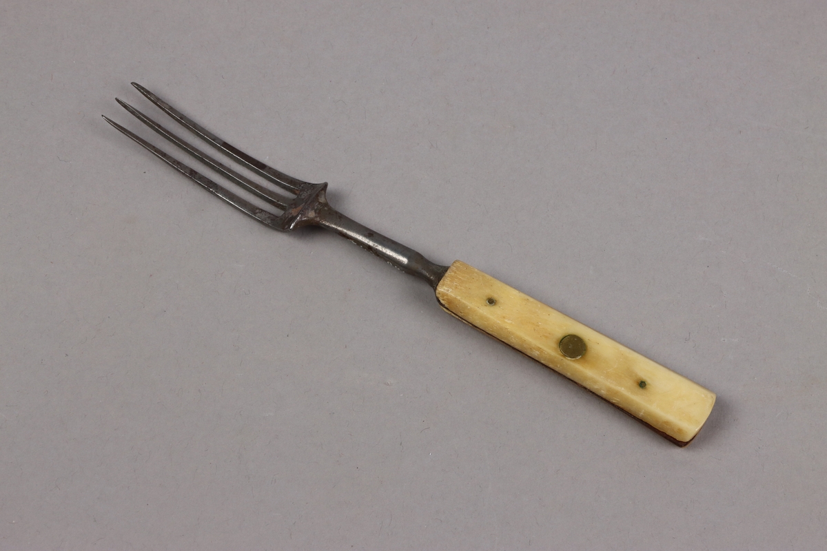 Trekloig gaffel av järn med beskaft, mässingsnitar.