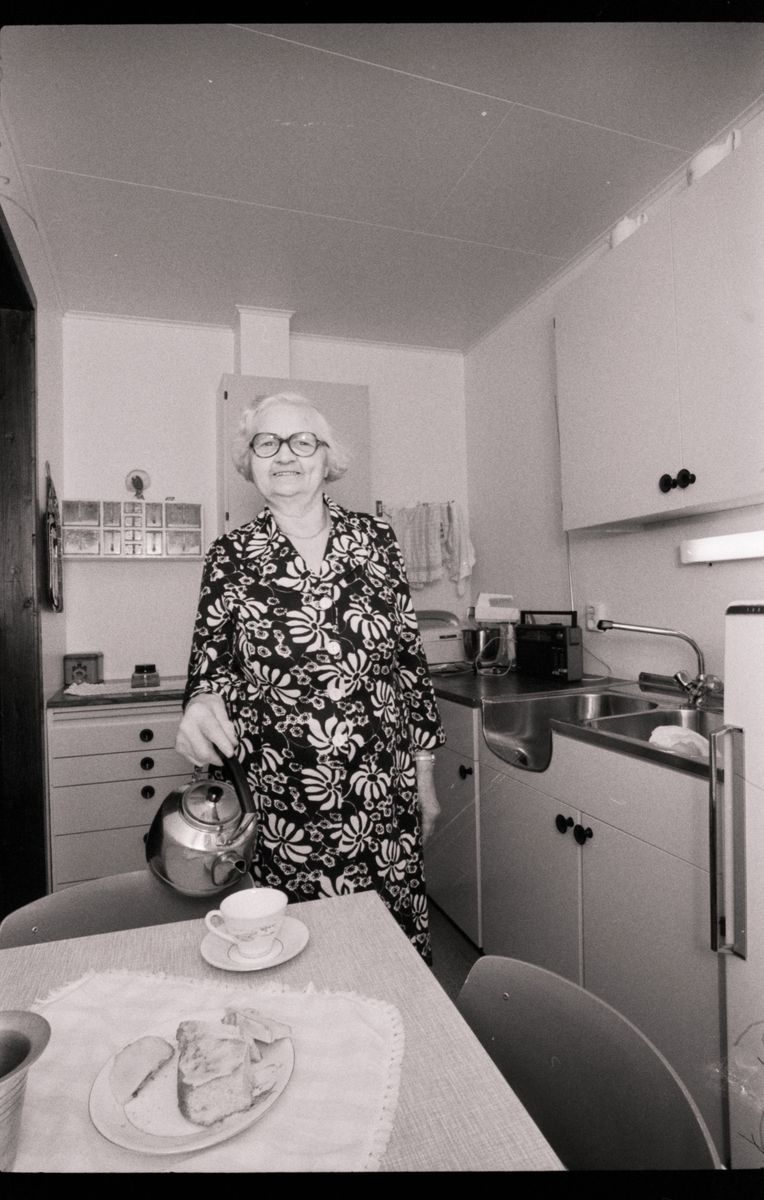 Margit Berg skjenker i kaffe på kjøkkenet.