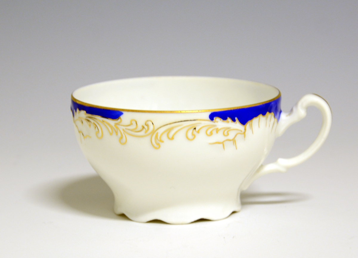 Kaffekopp med skål
Modell: 358.4
Dekor: Blåfarge og gullstaffering
Fabrikkmerke: Grønt anker med PP (1911-1935).
Finnes i priskuranten for 1931, tavle 9
