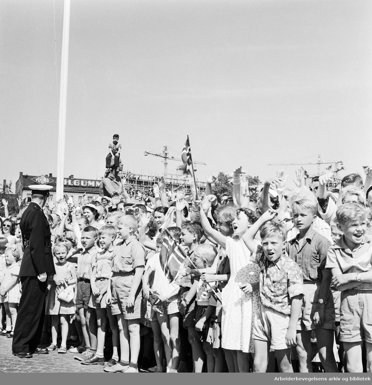 Mange fremmøtte da Kong Olav V og prinsesse Astrid ankom Oslo etter signingsferden. Juli 1958.