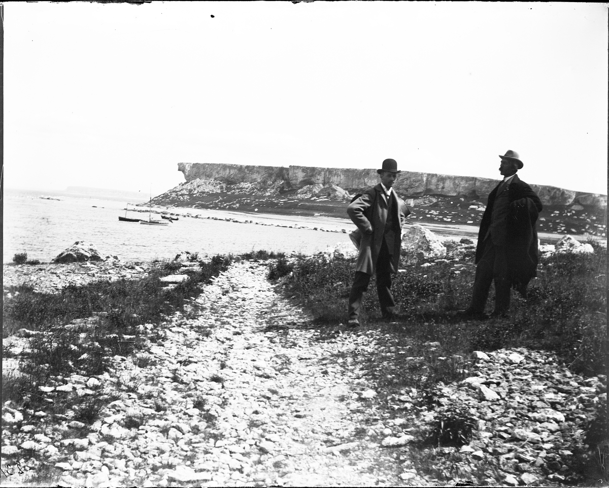 Två personer står på en strand, 23 juni 1901