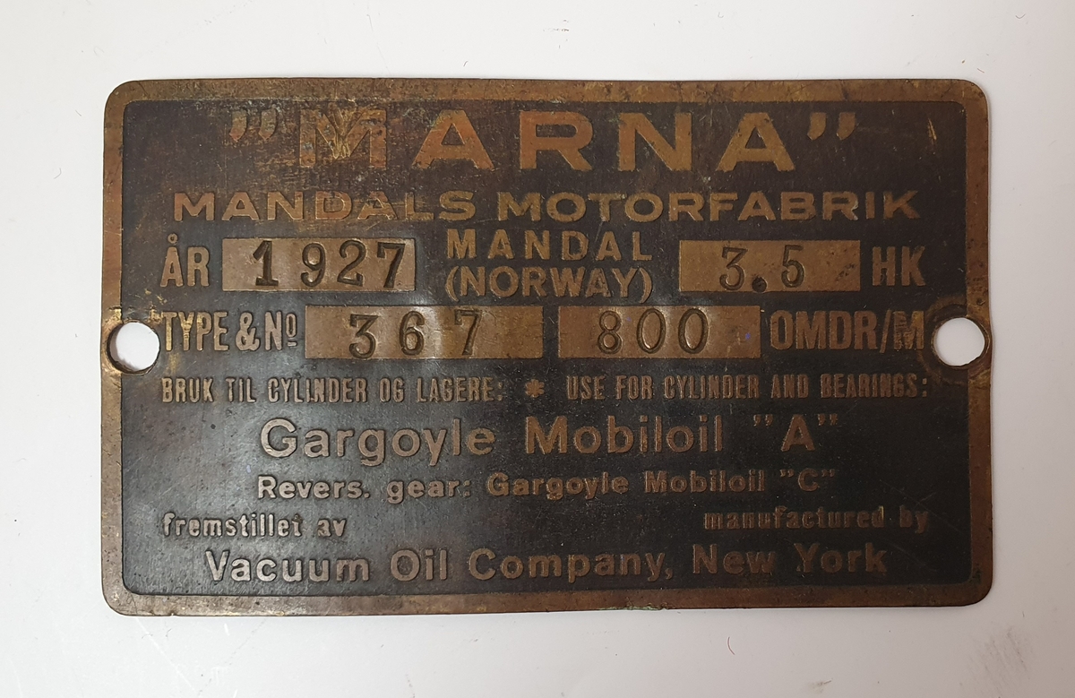 Skilt til Marna-motor produsert ved Mandals Motorfabrikk.
