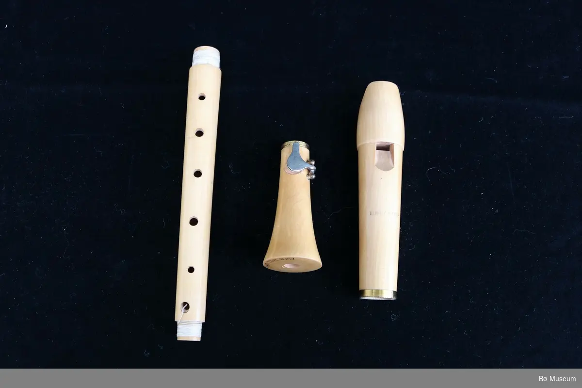 Blokkfløyte (a) i tre deiler med seks fingerhol, klaff på det nedste. Fløyta ligg i ein ask (b). I asken ligg det ein bruksrettleiing til fløyta og ein pussestav (c).