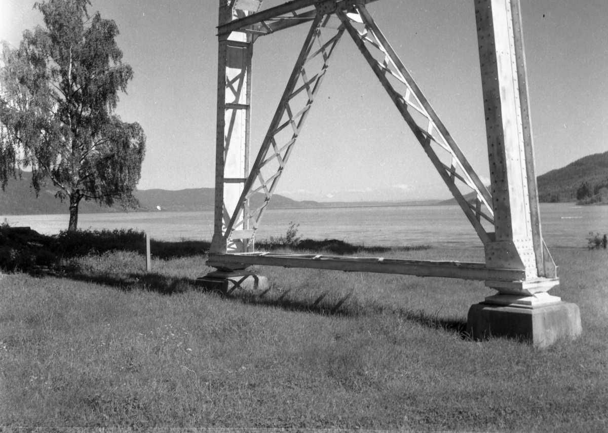  Landskapsbilde med jernbanebroens pillar, vann. 