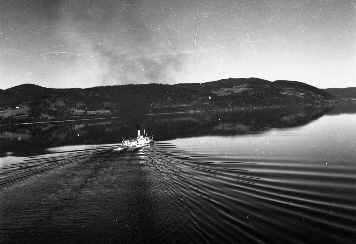 Skibladner seiler over Mjøsa