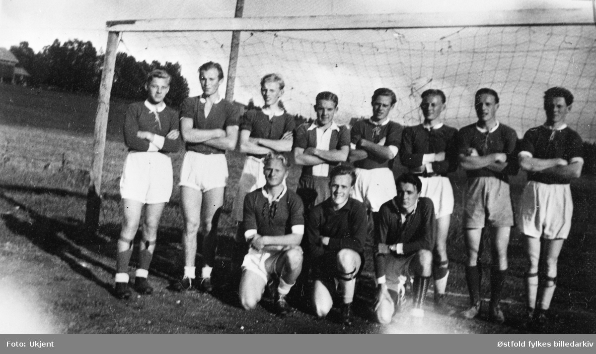 5. Østfold sveit's fotballag mot Akershus sveit. Seier 6-3. Ved Varteig skole 1941.