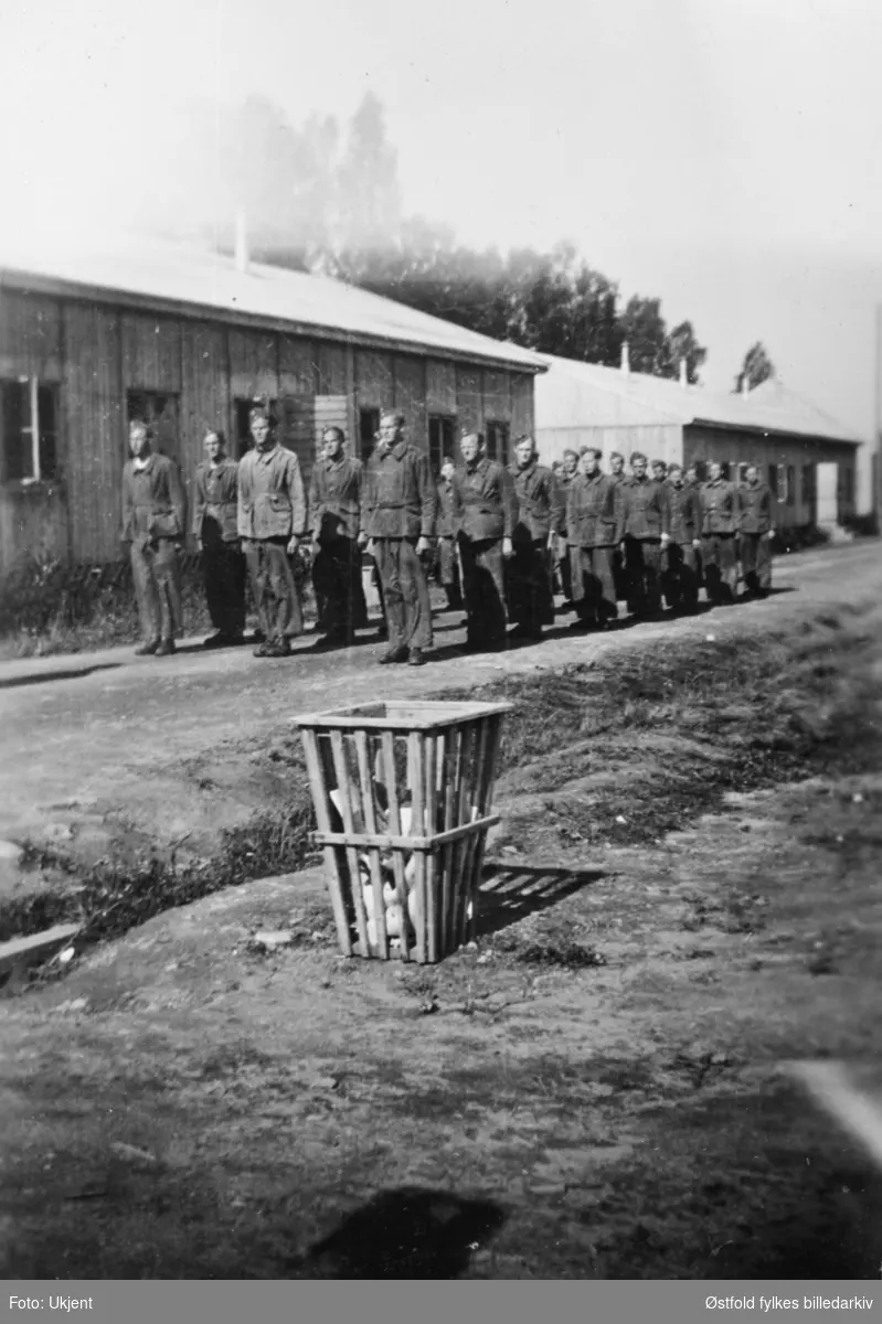 Arbeidstjeneste i Varteig 1941. 1. tropp foran brakka.