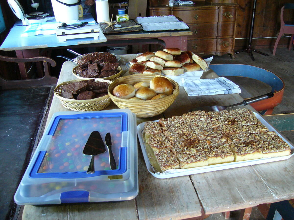 Mange som leverer deilig bakverk til salgs i boder på museumsdag og høsttakkefest. (Foto/Photo)