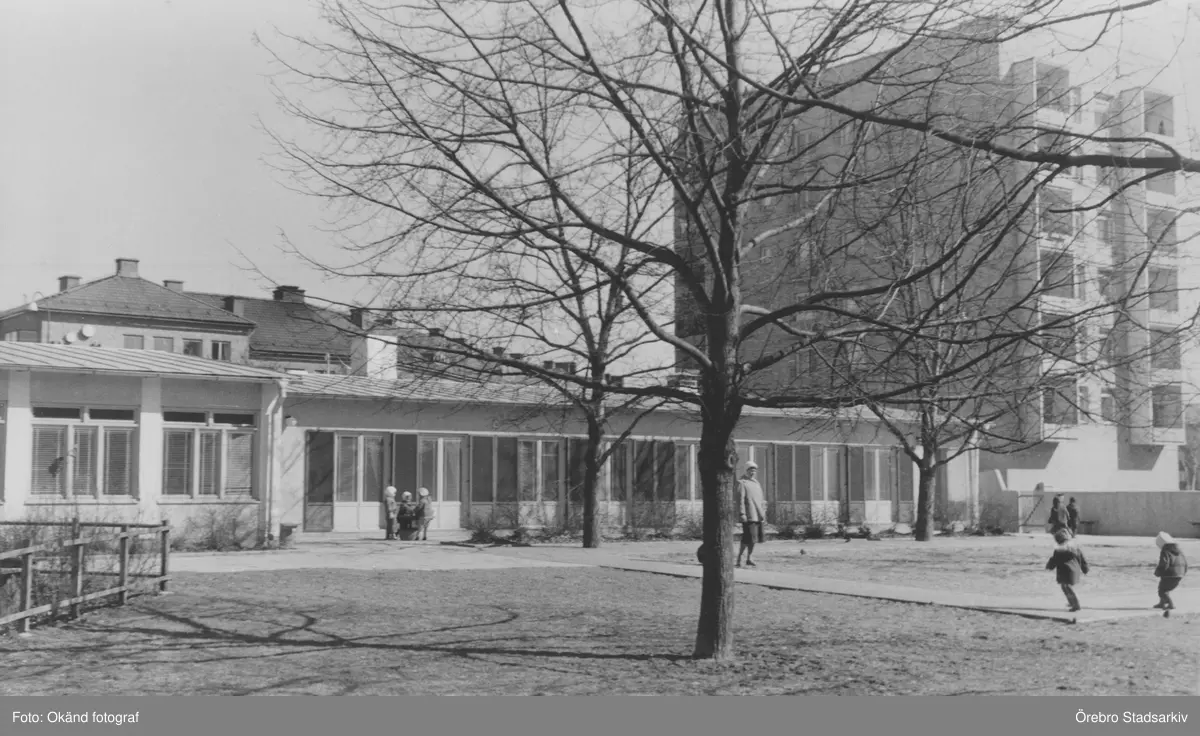 Barn utanför daghem, 1970-tal - Örebro Stadsarkiv / DigitaltMuseum