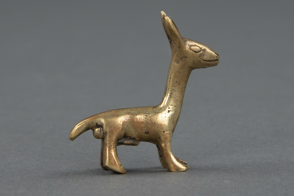En sølvamulett, en gullamulett, to lamaer i sølv, to lamaer i gull.