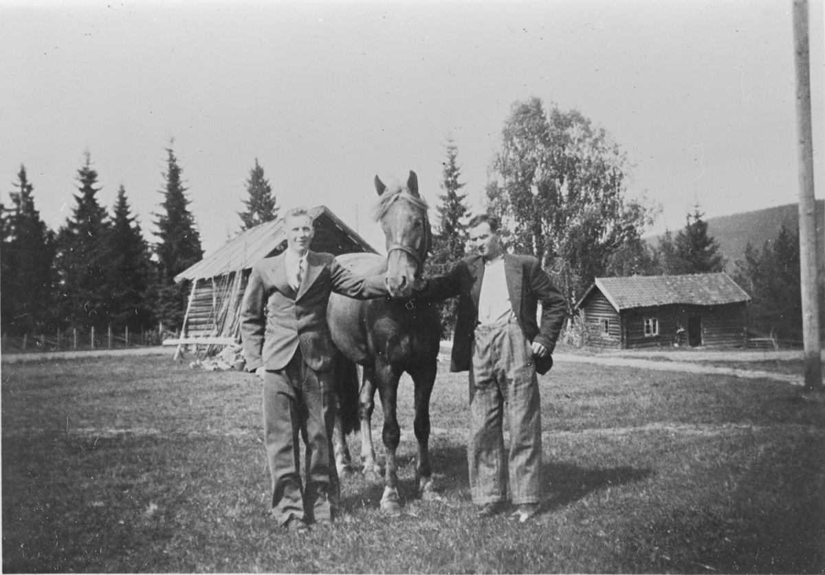 Bjørn Langerud og Torstein Velstad med hesten "Sjøl". På Langerud, ca. 1941.