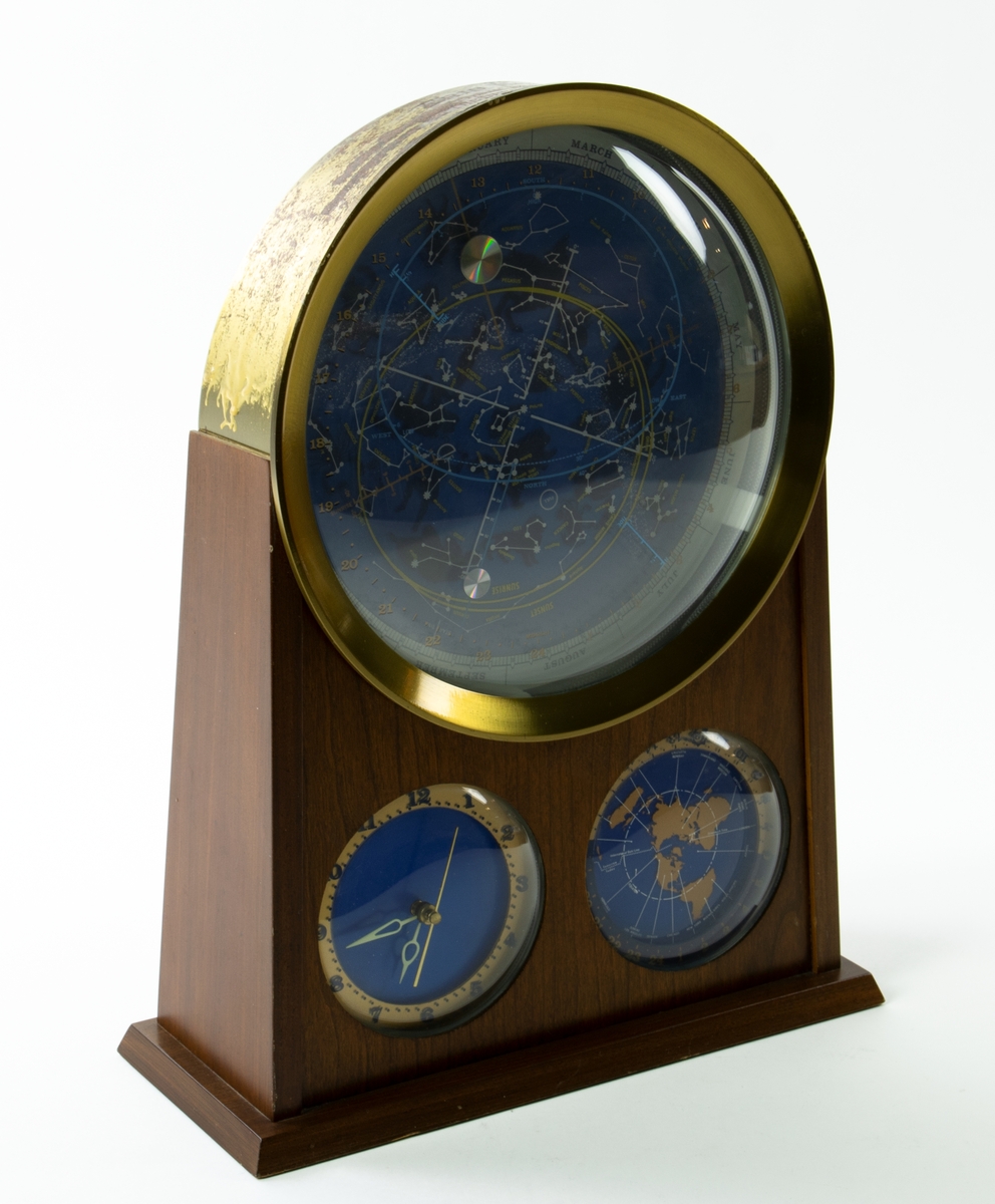 Bordsur, Spilhaus Space Clock Lighted Model 1202. 
Klockan har tre urtavlor. Den nedre vänstra är en vanlig 12-timmarsklocka, som visar tiden i timmar, minuter och sekunder. Urtavlan till höger innehåller en karta över världen och har en 24-timmarsmarkering runt kanten. Den översta urtavlan visar de olika konstellationerna på himlen, solens och månens position och tidvatten. Zodiaken visar positionen för stjärnorna och konstellationerna samt den aktuella månaden.
De tre uren är monterade i ett fodral av trä. På ovansidan fins en gratulationstext: "To Erik Nelson on his 80th birthday and honoring his lifelong contribution to the development of world aviation. Donald W Douglas"