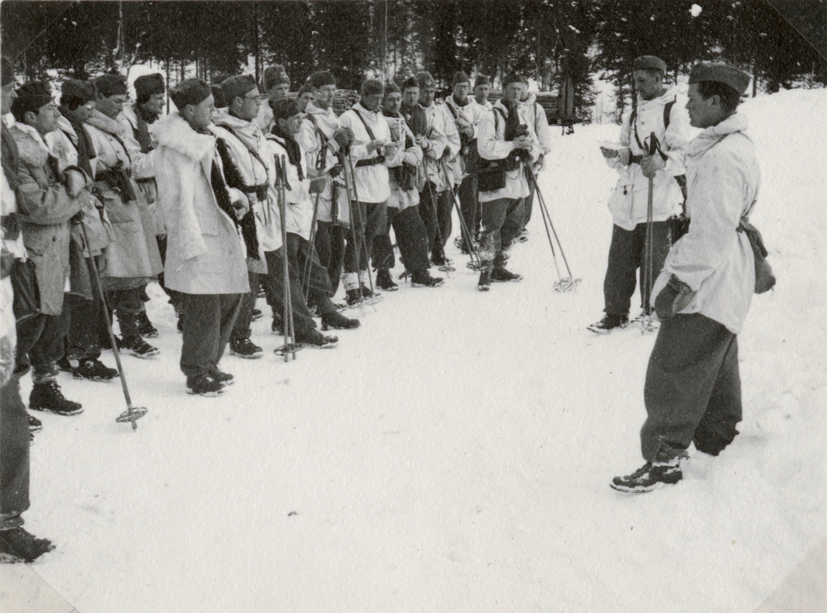 Text i fotoalbum: "AIHS vinterfältövning vid Sälen 15.-22. febr. 1942. Alsterlund "gagga" taktik".