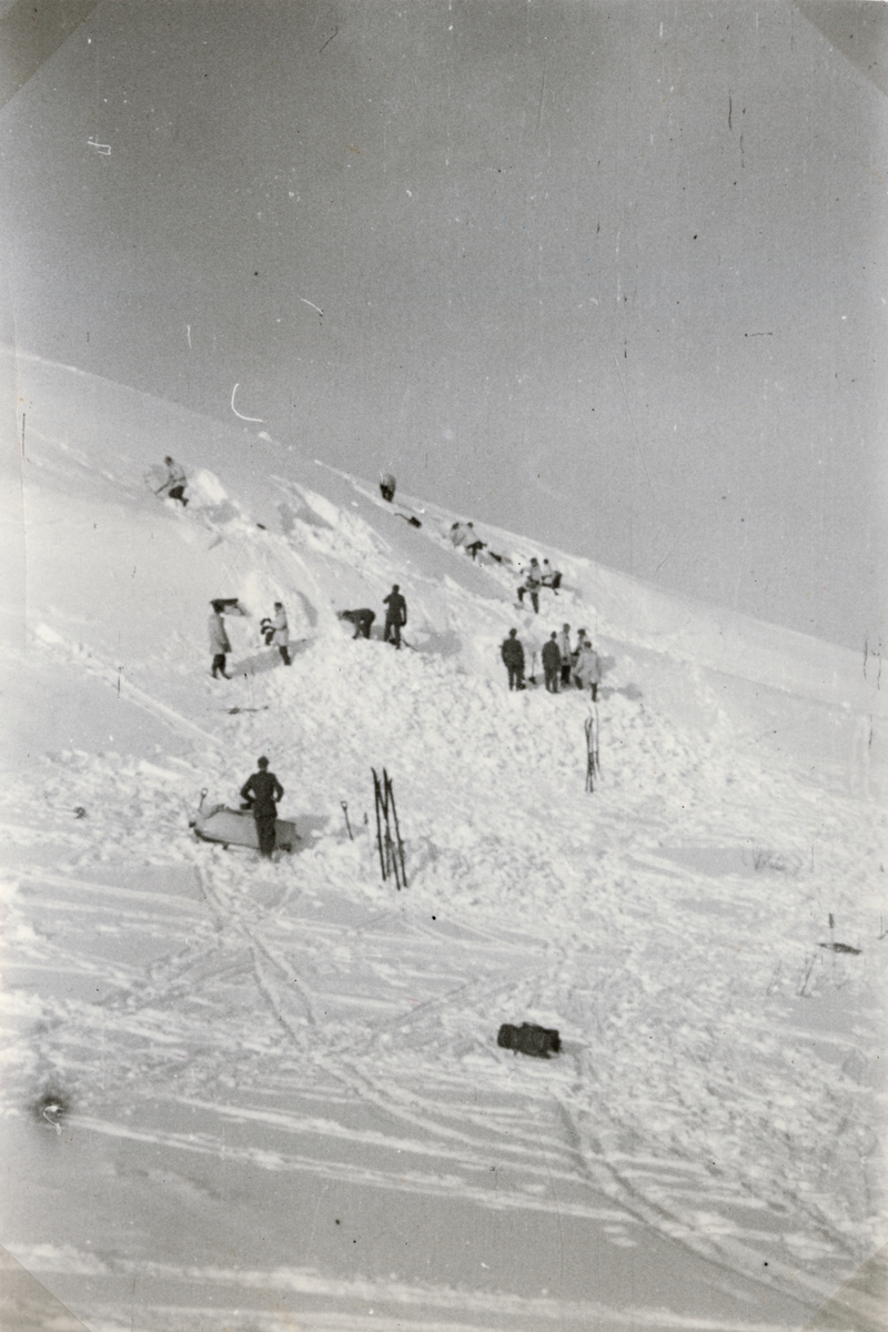 Text i fotoalbum: "Ing 3 vinterövning i Björkliden mars 1949. Igloobygge".