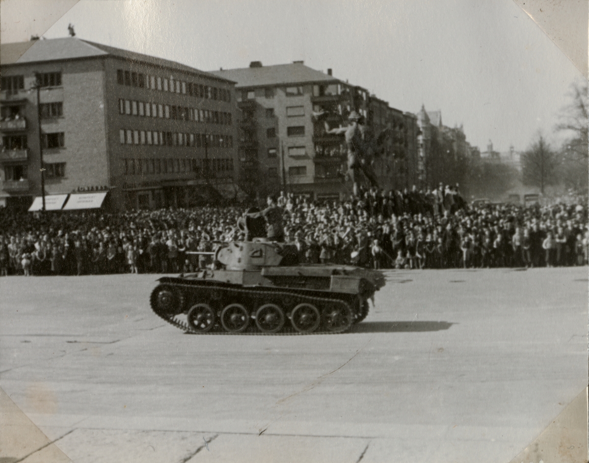 Text i fotoalbum: "Stora Militärparaden genom Göteborg 19/4 1942".