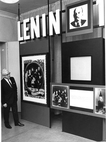 Storförstoringar av Lenin och hans familj på introduktionsskärmen i
receptions-rummet, 1 tr. Utställningen har utformats av konstnären
Anders Gullberg.