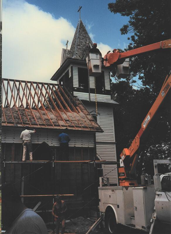 Demontering av Brampton Lutheran Church, kran jobber i høyden med tak og tårn