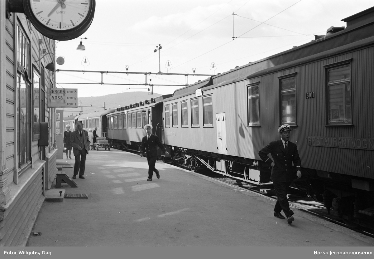 Dagtoget fra Oslo Ø til Bergen, tog 601, på Nesttun stasjon