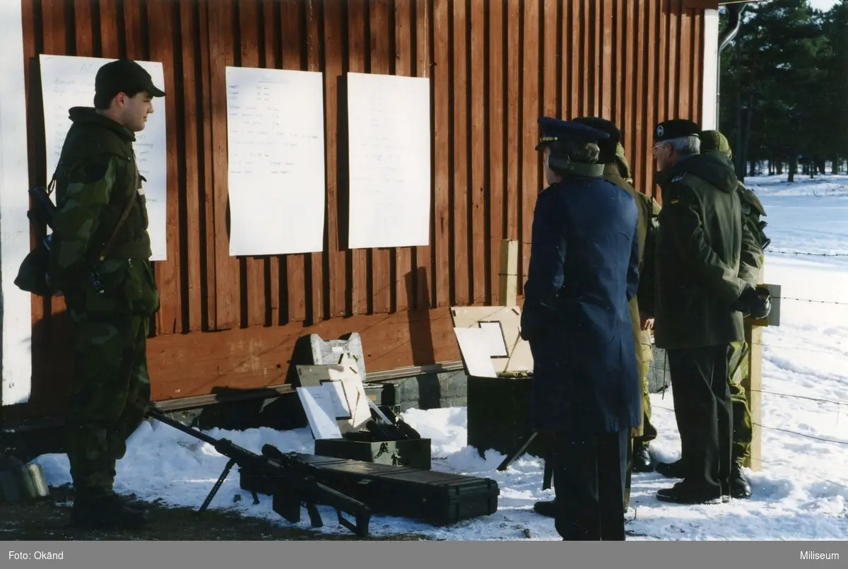 Utländska attachéer följer övningar en kall vinterdag. Ing 2.

Uppvisning av ammunitionsröjning. AG 90 (automatgevär 90)