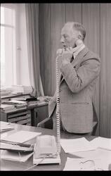 Mann snakker i telefonen på et kontor.