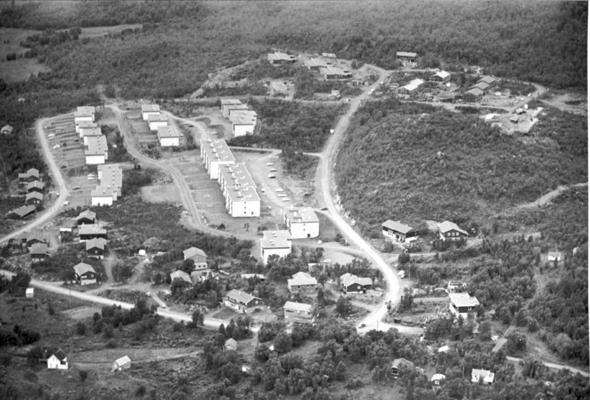 Flyfoto av Stangnes med blokker, rekkehus og villabebyggelse.