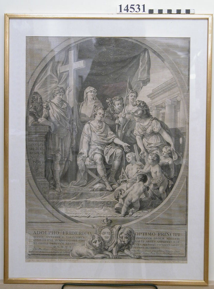 Motiv: Adolf Fredrik och de fria konsterna.
Utförd av P. Flodin efter Cochin år 1761.
Latinsk text.
Ramens dimentsioner B=460 mm  H=600 mm
Neg.nr 4496.