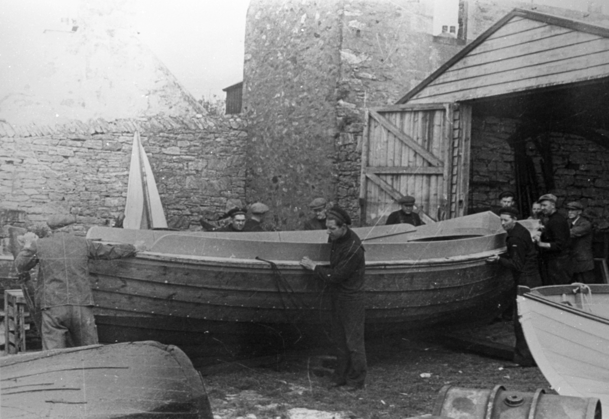 Motiv av ei sjøsetting av en båt på Shetland?