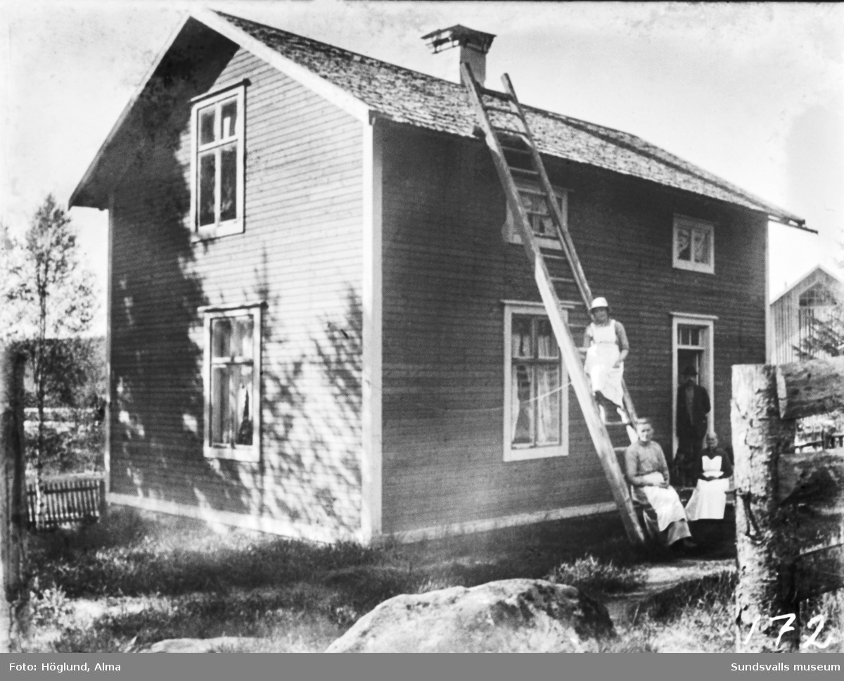 Julius Abrahamssons gård i Fanbyn. På bilderna syns Julius, hans mor Brita Abrahamsson, Karin Backlund samt ytterligare en oidentifierad kvinna.