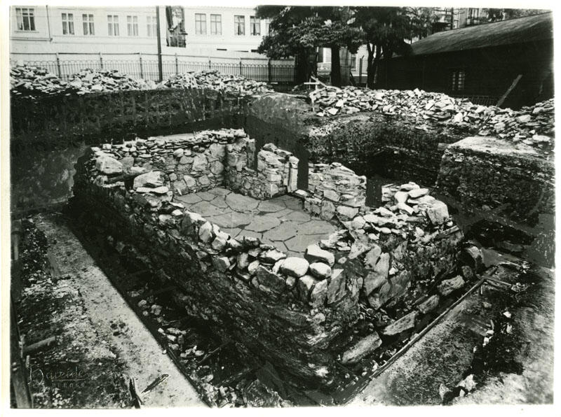 Et bilde av Schøtstueruinen som er fra ca 1280. Den ble gravd ut på 1930-tallet og befinner seg nå under Schøtstuene.