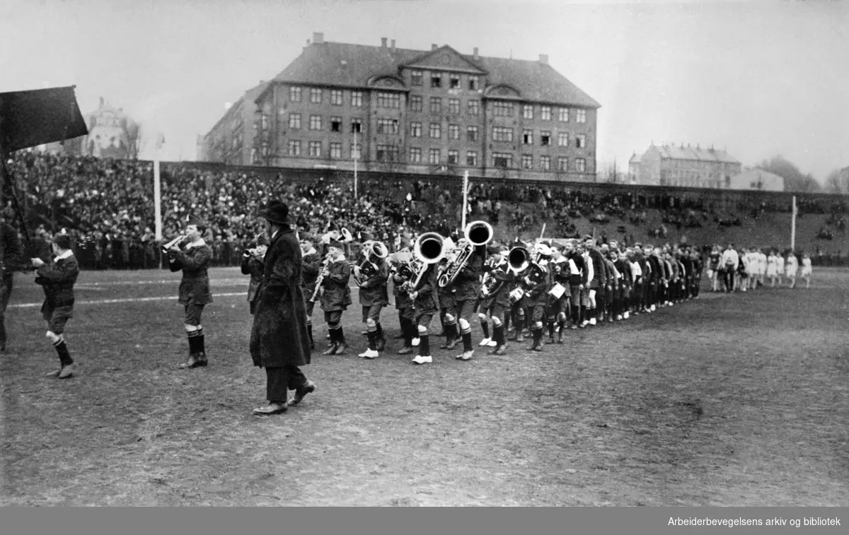 Barnestevne på Dælenenga stadion 1. mai 1924. Musikkorpset "Oslo Fremtid".