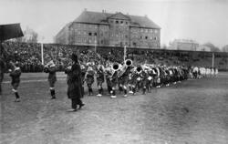 Barnestevne på Dælenenga stadion 1. mai 1924. Musikkorpset "