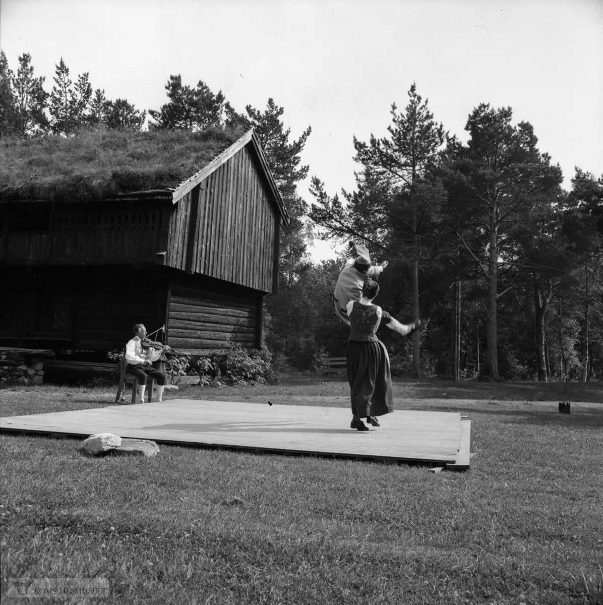 Innspilling av filmen "Romsdalsspringaren" på Eidetunet på Romsdalsmuseet i 1974. Filmen var laget av Egil Bakka. Danserne var fra Bondeungdomslaget i Molde. Spelemennene og spelekvinnen var også fra Bondeungdomslaget og Romsdal Spelemannslag.