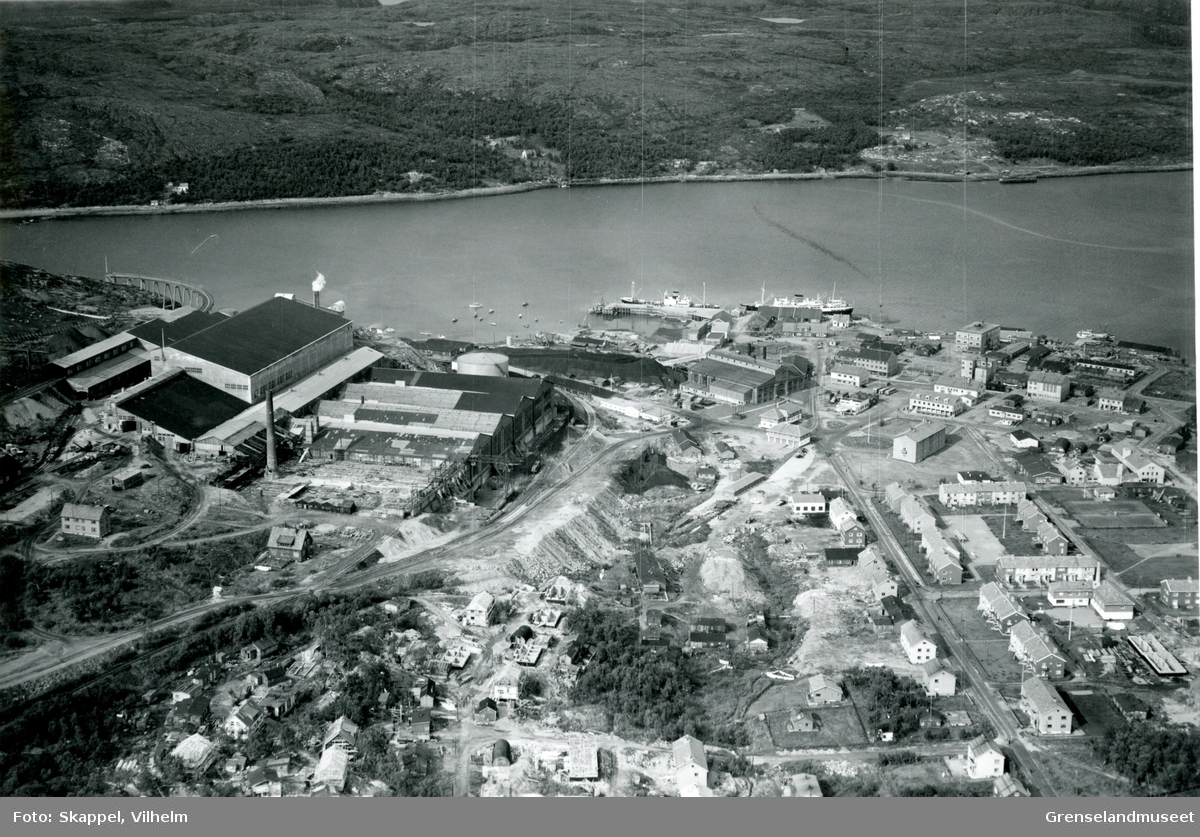 Flyfoto over deler av AS Sydvaranger sitt anlegg i Kirkenes og Dampsentralen med industrihavna.